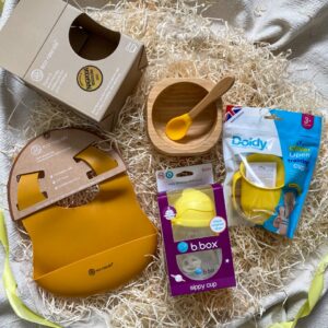 pięknie zapakowany zestaw prezentowy dla niemowlaka, noworodka idealny do rozszerzania diety żółty
