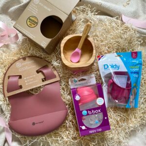 pięknie zapakowany zestaw prezentowy dla niemowlaka, noworodka idealny do rozszerzania diety różowy