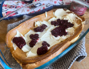 Pieczony naleśnik z dodatkiem mascarpone i konfitury